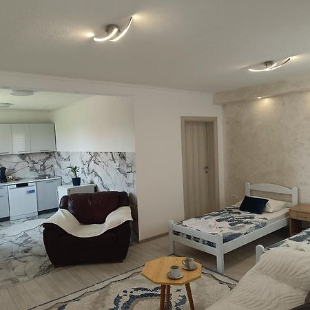 Matija Airport Apartment Mitrovici  Exteriör bild