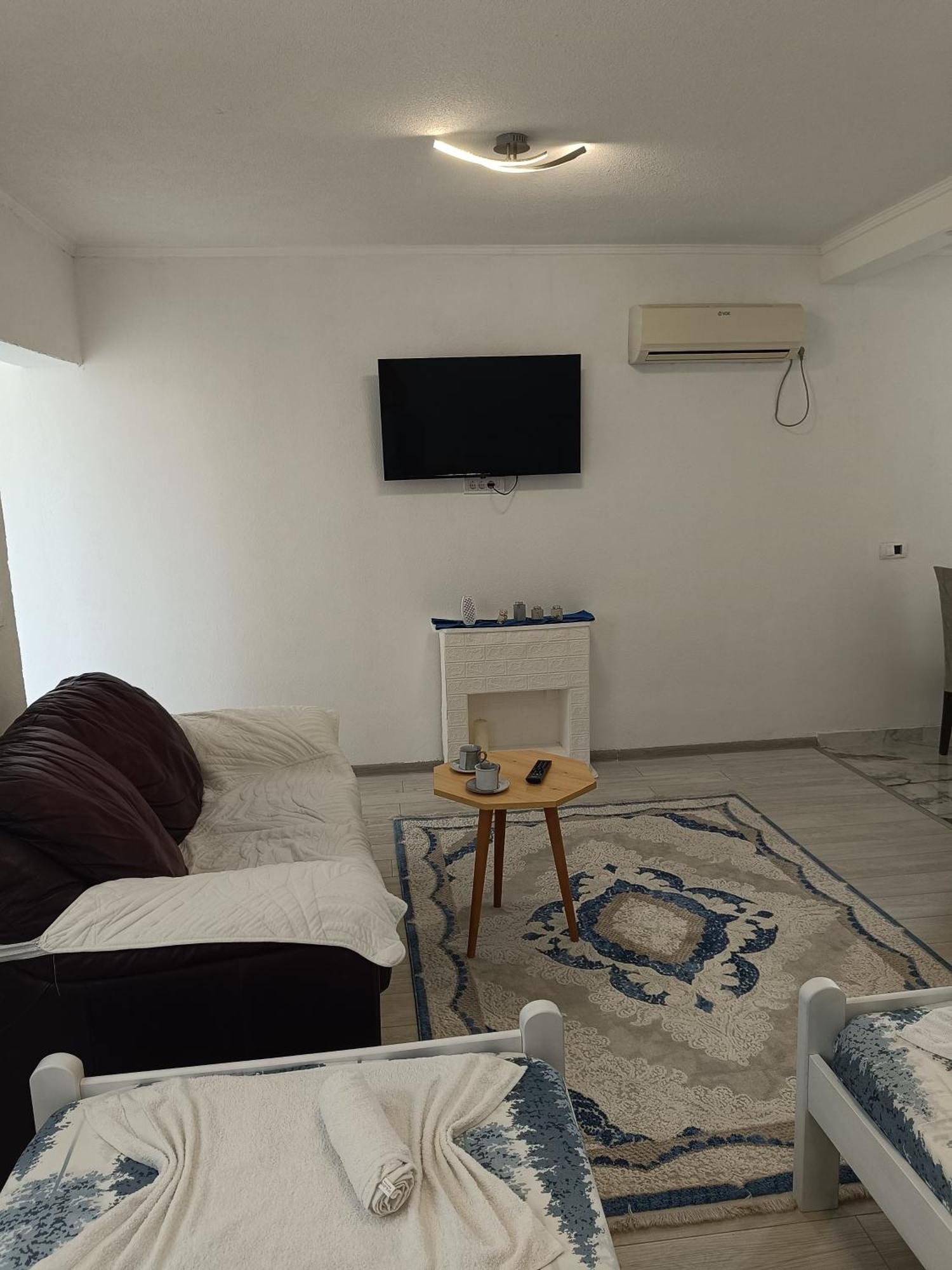 Matija Airport Apartment Mitrovici  Exteriör bild