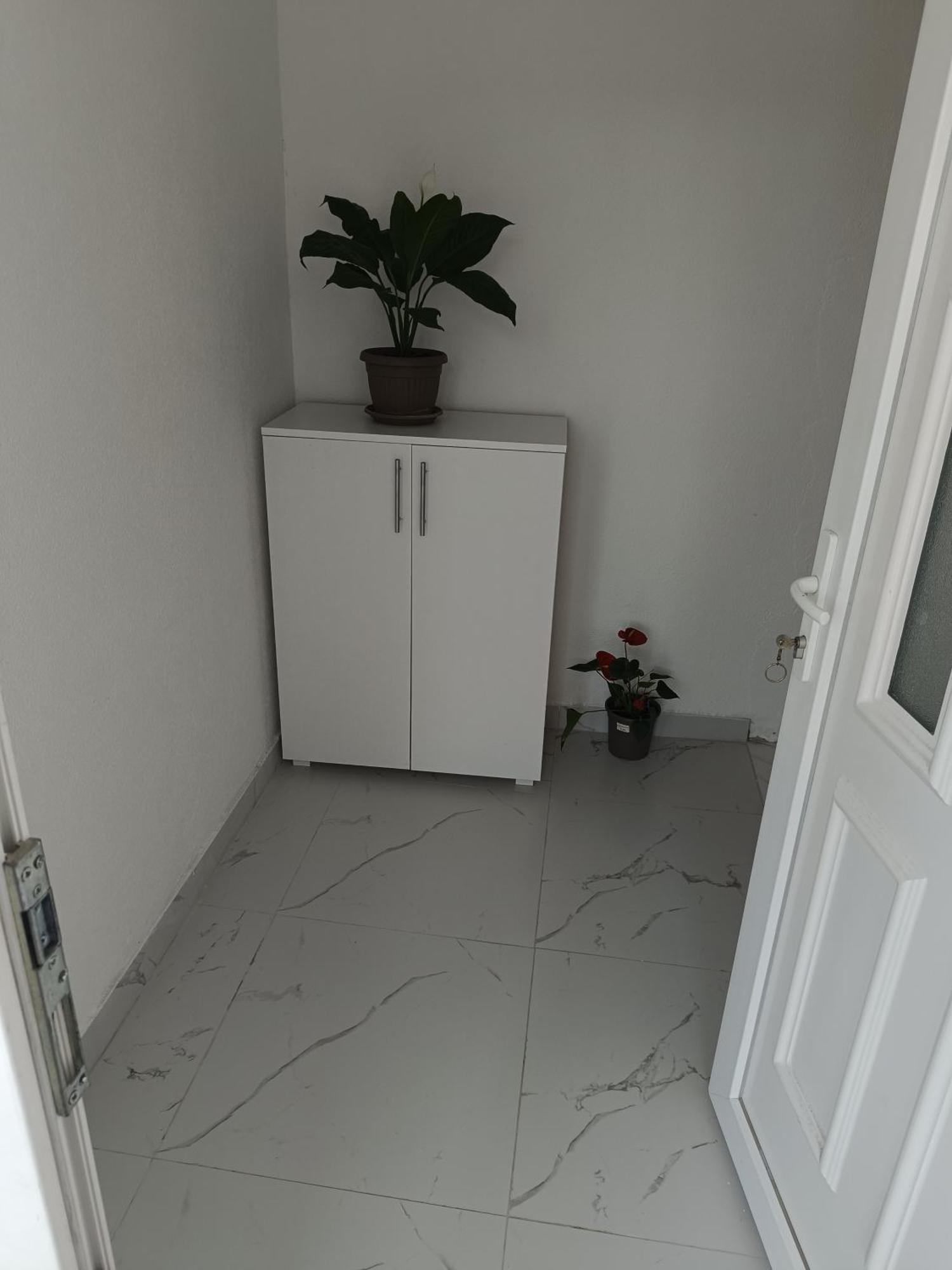 Matija Airport Apartment Mitrovici  Exteriör bild