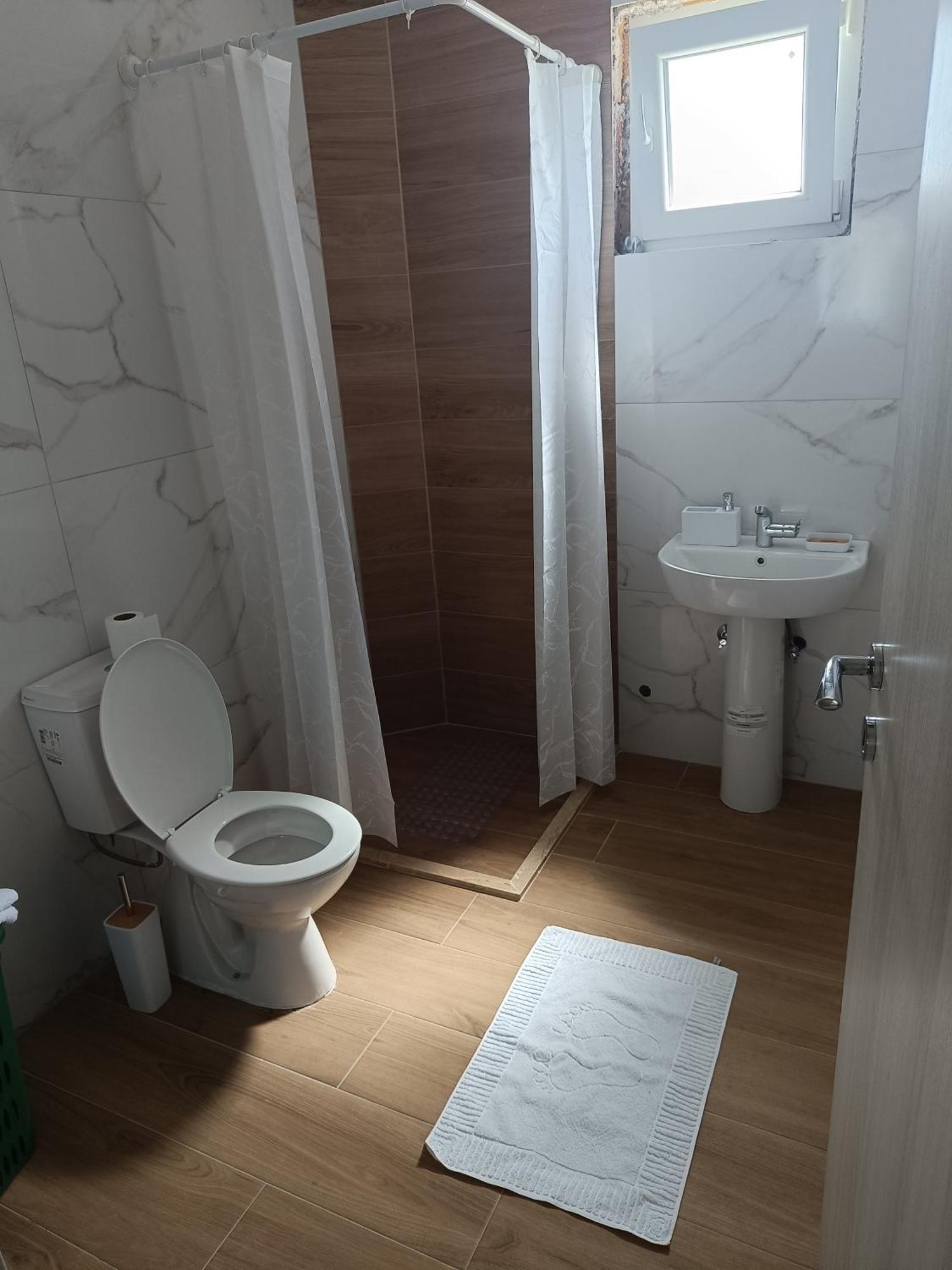 Matija Airport Apartment Mitrovici  Exteriör bild