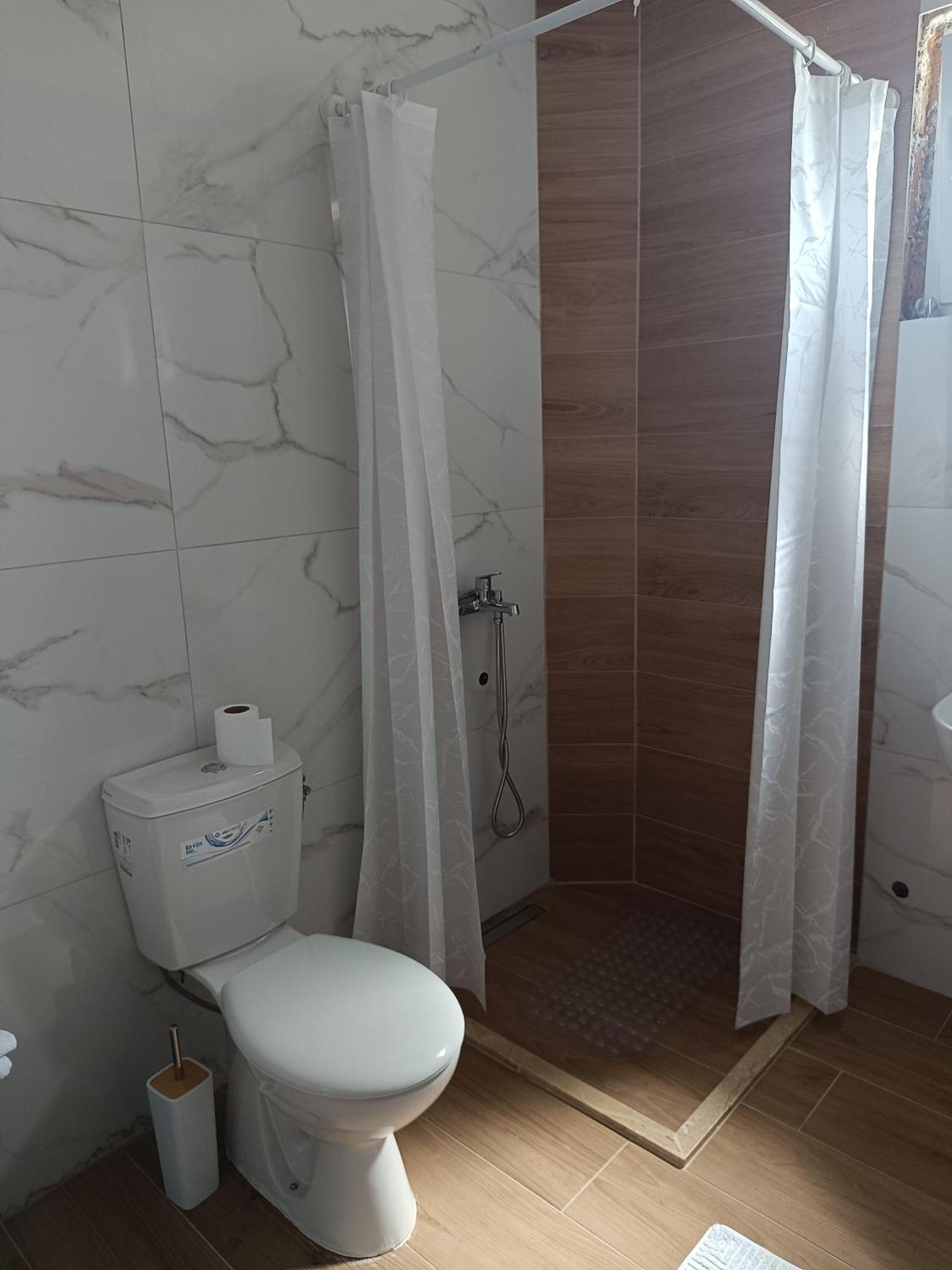 Matija Airport Apartment Mitrovici  Exteriör bild