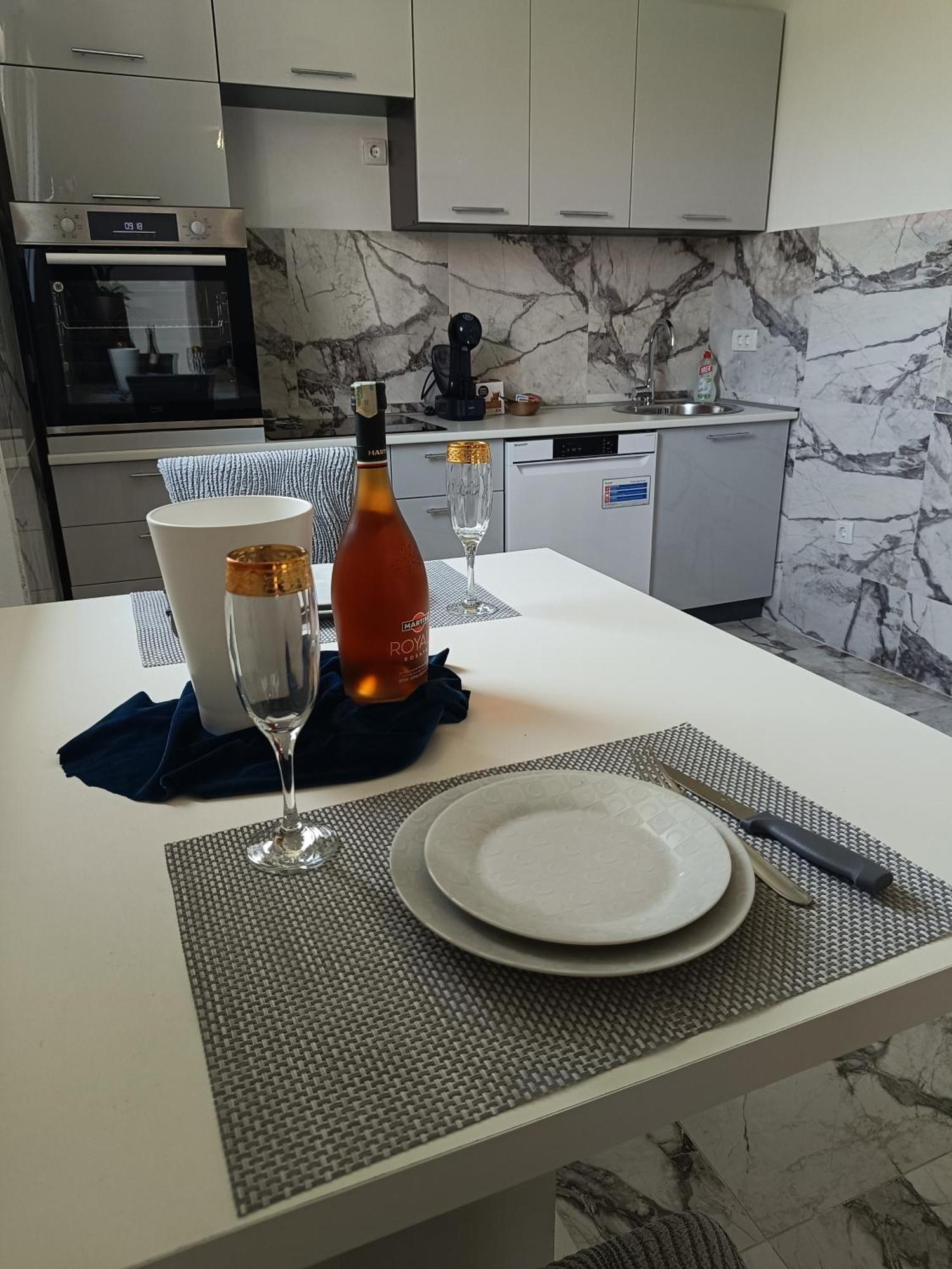 Matija Airport Apartment Mitrovici  Exteriör bild