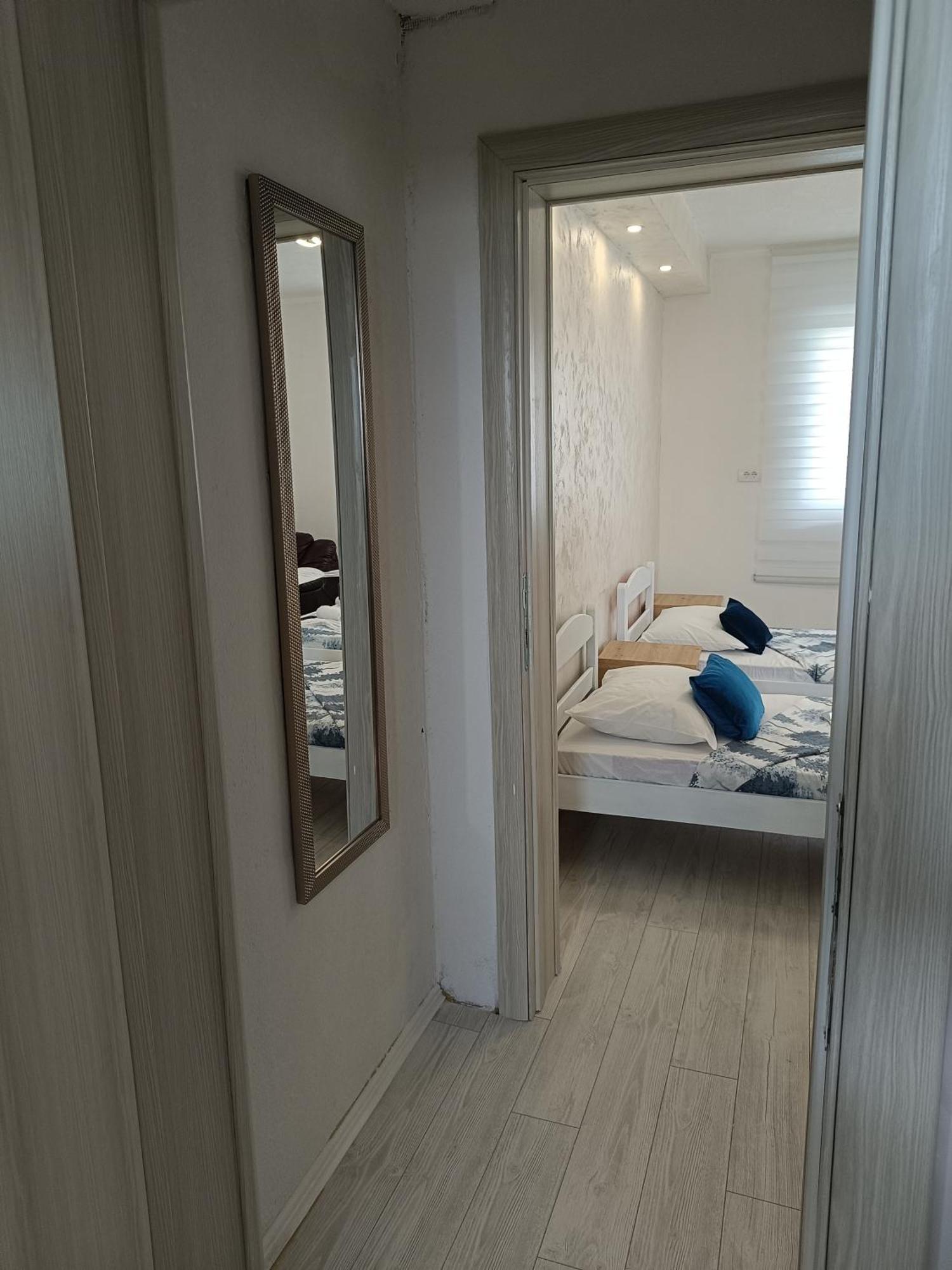 Matija Airport Apartment Mitrovici  Exteriör bild