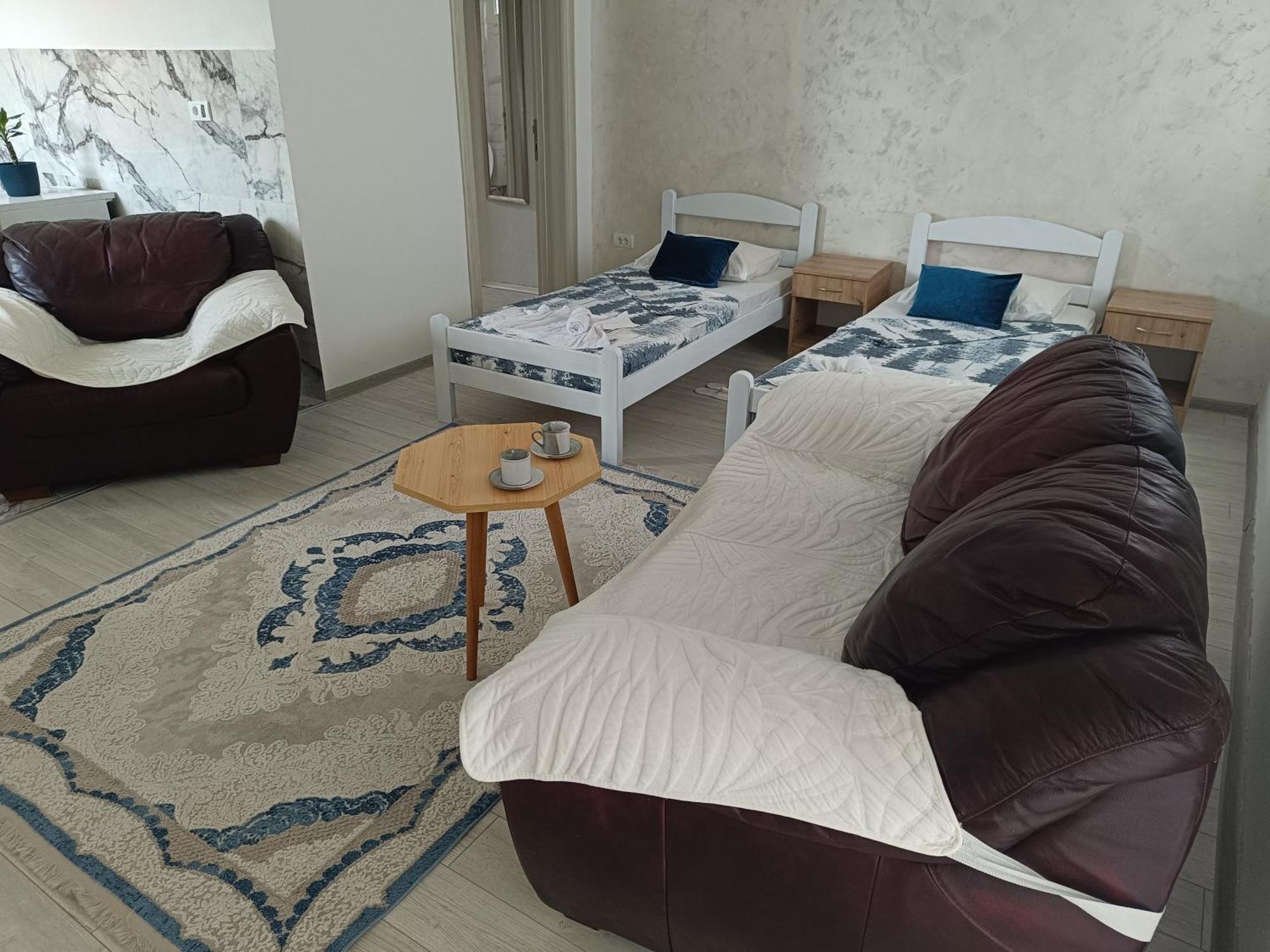 Matija Airport Apartment Mitrovici  Exteriör bild